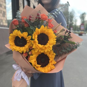 Букет с подсолнухами и розами
